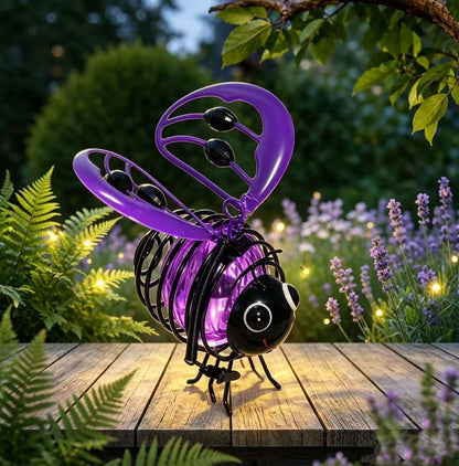 🌙🐝 Hängande solcellslampa med bi-design – varmt bärnstensfärgat sken, flimmerfri och perfekt för trädgårdsfester, camping eller barnrum – sprider glädje både dag och natt 🌞🌜