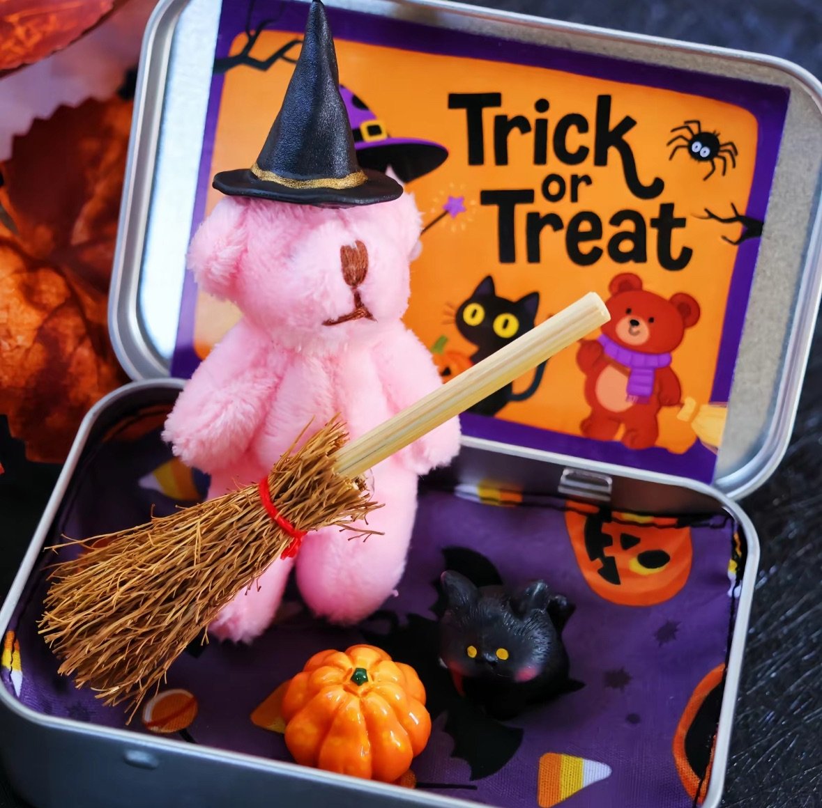 🎁Sista dagen 49% RABATT🎃🧸Handgjord söt häxnalle i ask